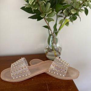 Nude, flat sandal with rose gold embellishments